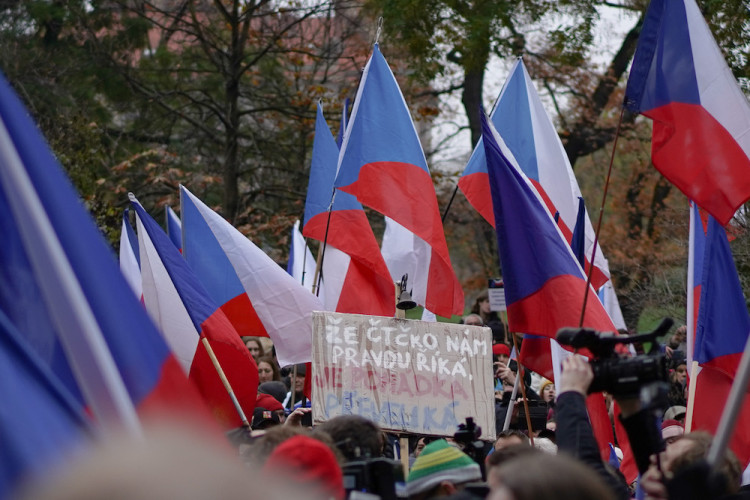 FOTOGALERIE: Pochod demonstrantů k České televizi