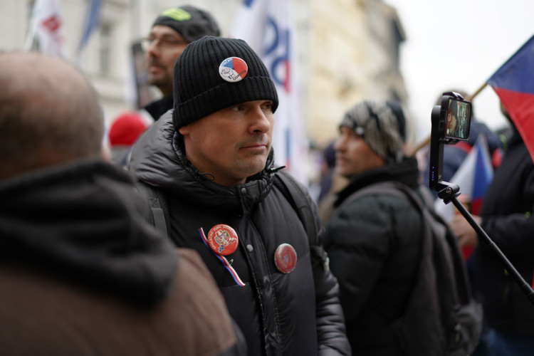 FOTOGALERIE: Pochod demonstrantů k České televizi