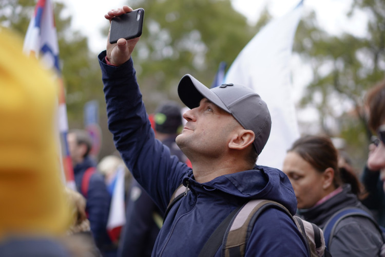 FOTOGALERIE: Pochod demonstrantů k České televizi