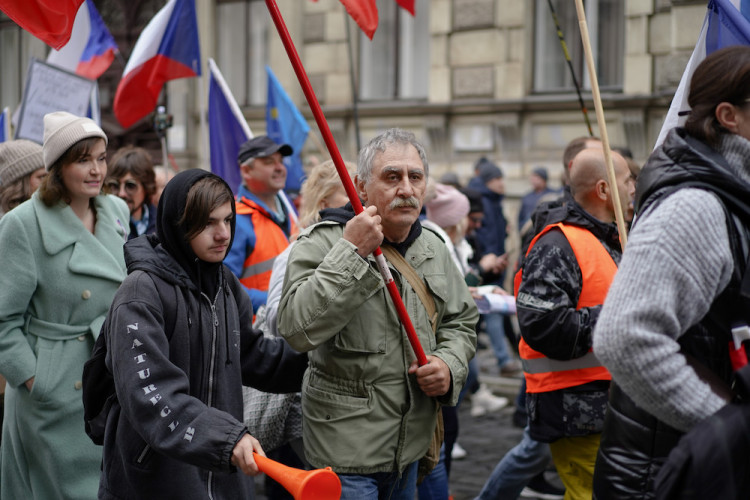 FOTOGALERIE: Pochod demonstrantů k České televizi