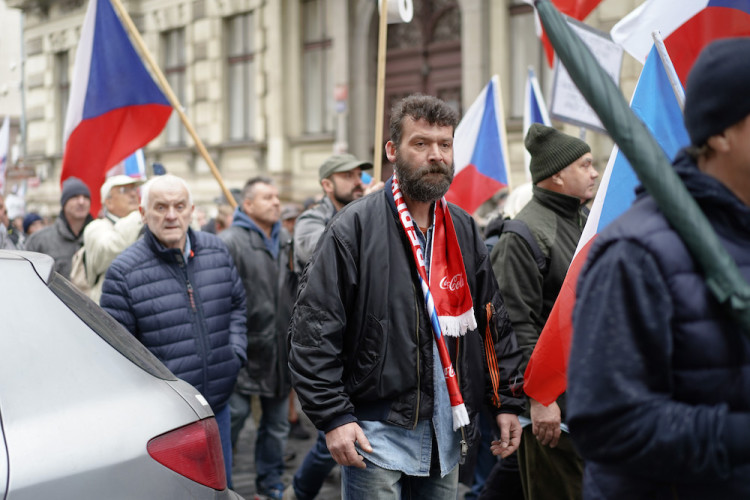 FOTOGALERIE: Pochod demonstrantů k České televizi