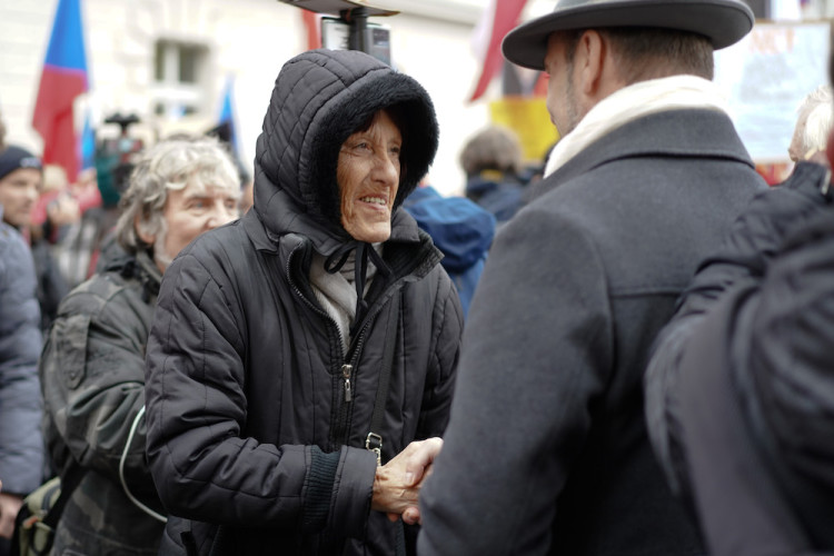 FOTOGALERIE: Pochod demonstrantů k České televizi