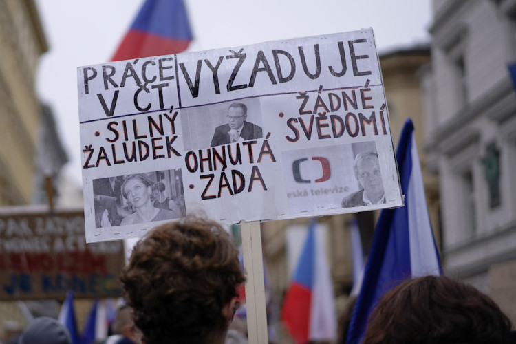 FOTOGALERIE: Pochod demonstrantů k České televizi