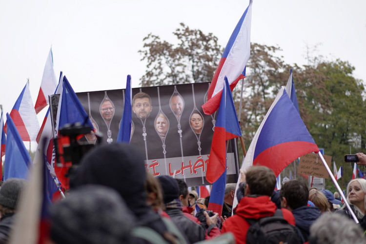 FOTOGALERIE: Pochod demonstrantů k České televizi