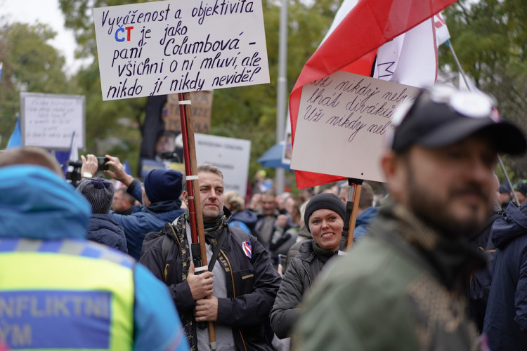 FOTOGALERIE: Pochod demonstrantů k České televizi