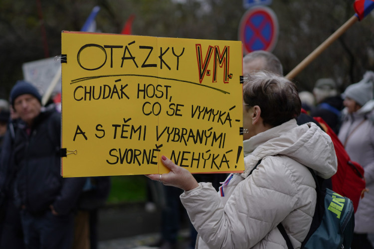 FOTOGALERIE: Pochod demonstrantů k České televizi