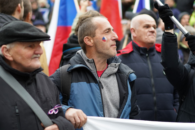 FOTOGALERIE: Pochod demonstrantů k České televizi