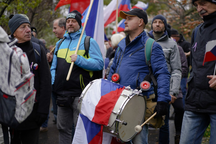 FOTOGALERIE: Pochod demonstrantů k České televizi