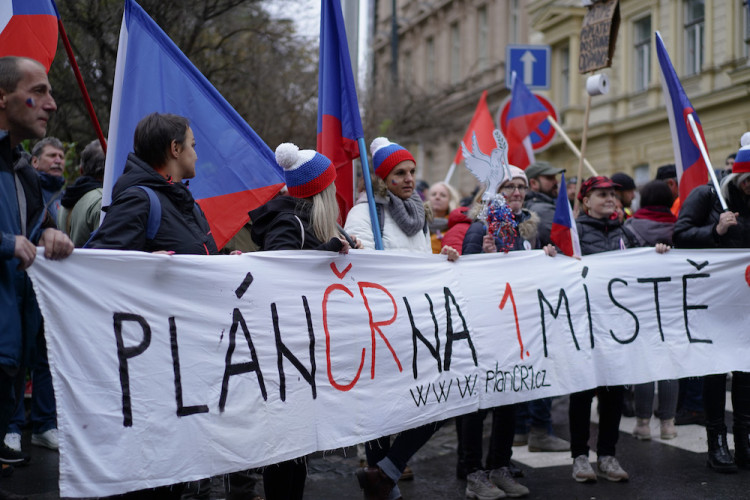 FOTOGALERIE: Pochod demonstrantů k České televizi