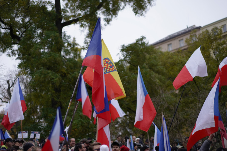 FOTOGALERIE: Pochod demonstrantů k České televizi