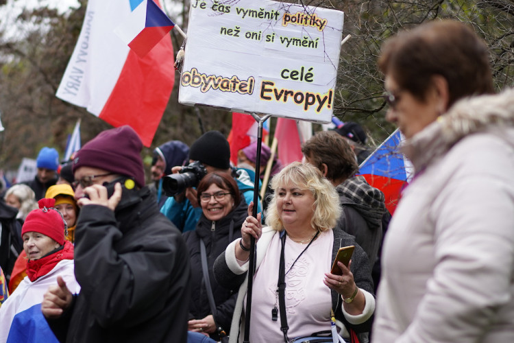 FOTOGALERIE: Pochod demonstrantů k České televizi