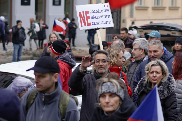 FOTOGALERIE: Pochod demonstrantů k České televizi