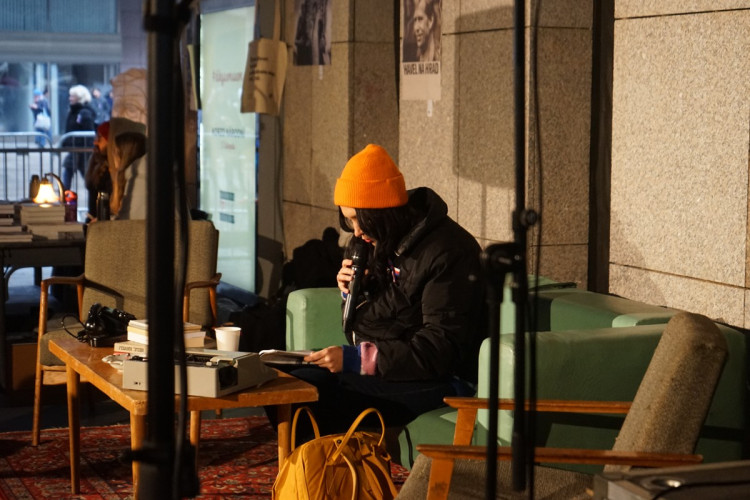 FOTOGALERIE: Davy lidí, déšť a záplava svíček. Podívejte se na Národní