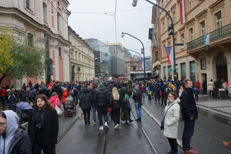 FOTOGALERIE: Davy lidí, déšť a záplava svíček. Podívejte se na Národní