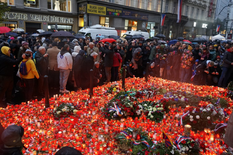 FOTOGALERIE: Davy lidí, déšť a záplava svíček. Podívejte se na Národní