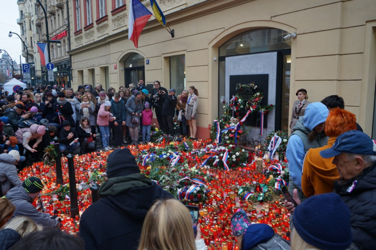 FOTOGALERIE: Davy lidí, déšť a záplava svíček. Podívejte se na Národní
