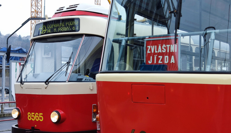 FOTOGALERIE: Kultovní tramvaje slaví narozeniny, Prahou projel jejich průvod