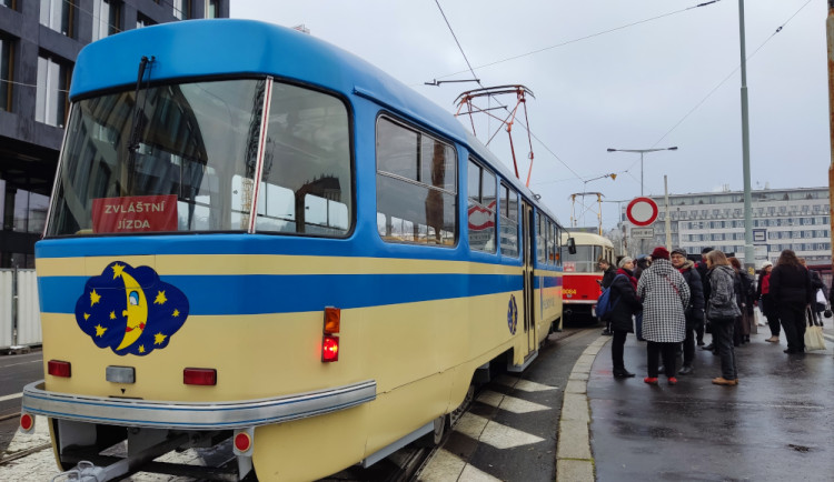 Kultovní tramvaje slaví narozeniny, Prahou projel jejich průvod