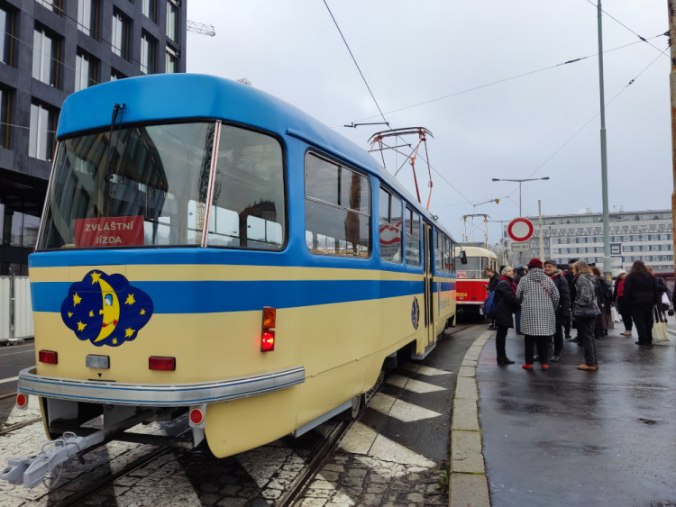 Kultovní tramvaje slaví narozeniny, Prahou projel jejich průvod