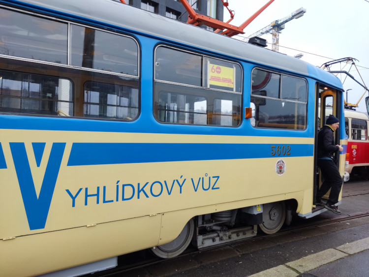 Kultovní tramvaje slaví narozeniny, Prahou projel jejich průvod