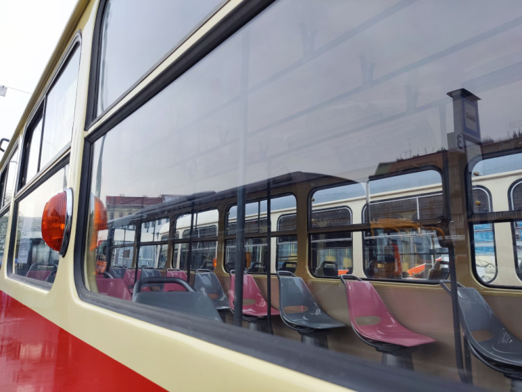 Kultovní tramvaje slaví narozeniny, Prahou projel jejich průvod