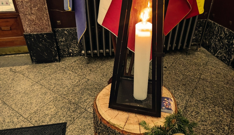 FOTOGALERIE: Skauti přinesli Betlémské světlo. Na magistrátu bude až do ledna