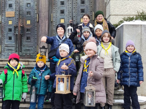 FOTOGALERIE: Skauti přinesli Betlémské světlo. Na magistrátu bude až do ledna