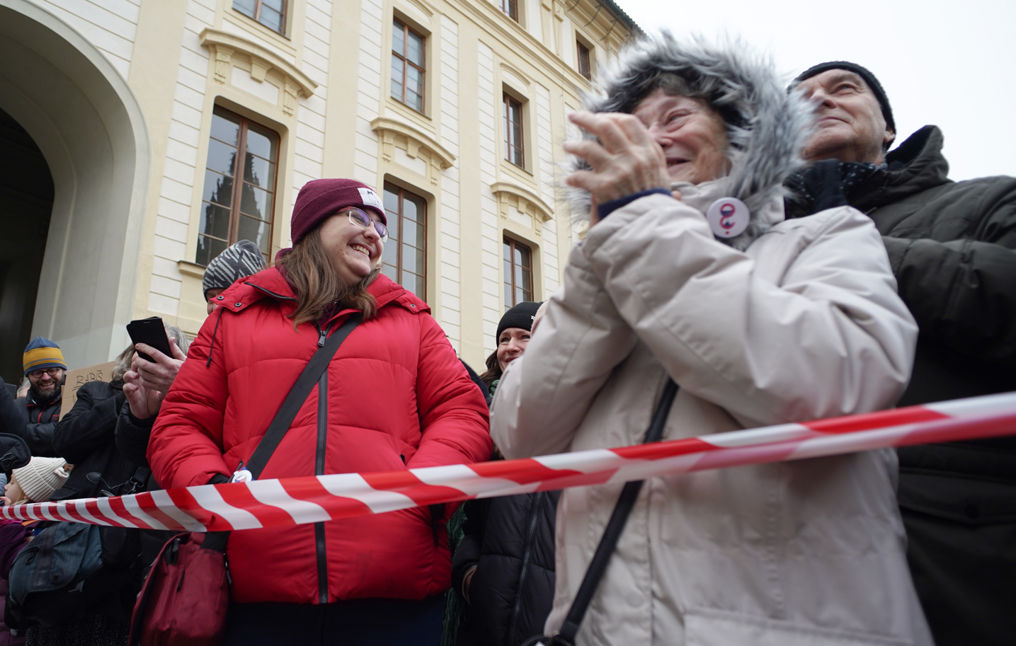 FOTOGALERIE: Na Hradě se sešly stovky lidí. Před volbami kritizovaly Zemanovo působení