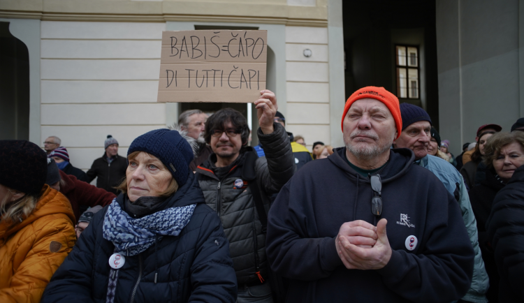 FOTOGALERIE: Na Hradě se sešly stovky lidí. Před volbami kritizovaly Zemanovo působení
