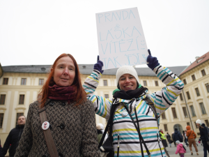FOTOGALERIE: Na Hradě se sešly stovky lidí. Před volbami kritizovaly Zemanovo působení