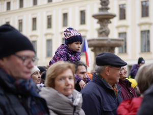 FOTOGALERIE: Na Hradě se sešly stovky lidí. Před volbami kritizovaly Zemanovo působení
