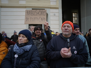 FOTOGALERIE: Na Hradě se sešly stovky lidí. Před volbami kritizovaly Zemanovo působení