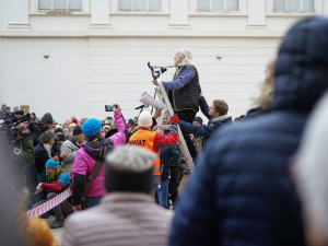 FOTOGALERIE: Na Hradě se sešly stovky lidí. Před volbami kritizovaly Zemanovo působení