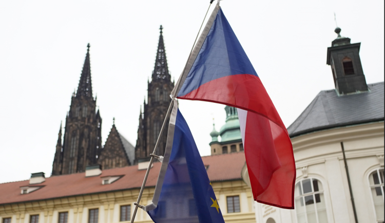 FOTOGALERIE: Na Hradě se sešly stovky lidí. Před volbami kritizovaly Zemanovo působení