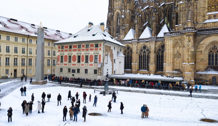 FOTOGALERIE: Rekordní den je tady. Na klenoty čeká kilometrová fronta