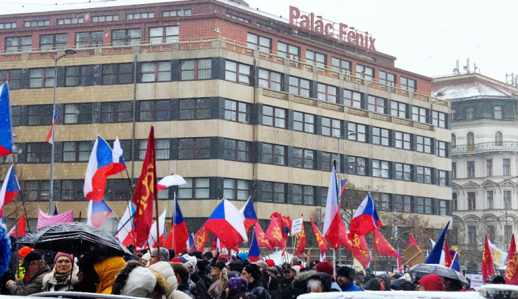 FOTOGALERIE: Demonstranti na Václavském náměstí kritizují vládu i Petra Pavla. Sešlo se několik stovek lidí