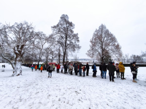 FOTOGALERIE: Rekordní den je tady. Na klenoty čeká kilometrová fronta