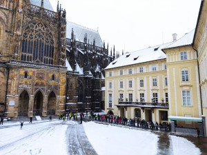 FOTOGALERIE: Rekordní den je tady. Na klenoty čeká kilometrová fronta