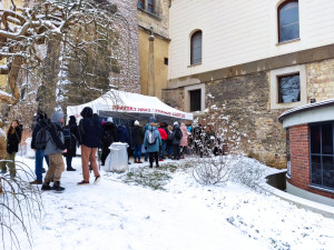 FOTOGALERIE: Rekordní den je tady. Na klenoty čeká kilometrová fronta