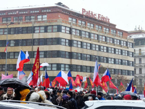 FOTOGALERIE: Demonstranti na Václavském náměstí kritizují vládu i Petra Pavla. Sešlo se několik stovek lidí