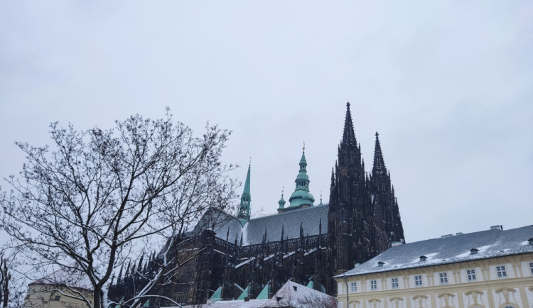 FOTOGALERIE: Rekordní den je tady. Na klenoty čeká kilometrová fronta