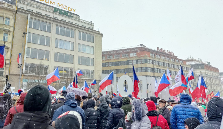 FOTOGALERIE: Demonstranti na Václavském náměstí kritizují vládu i Petra Pavla. Sešlo se několik stovek lidí
