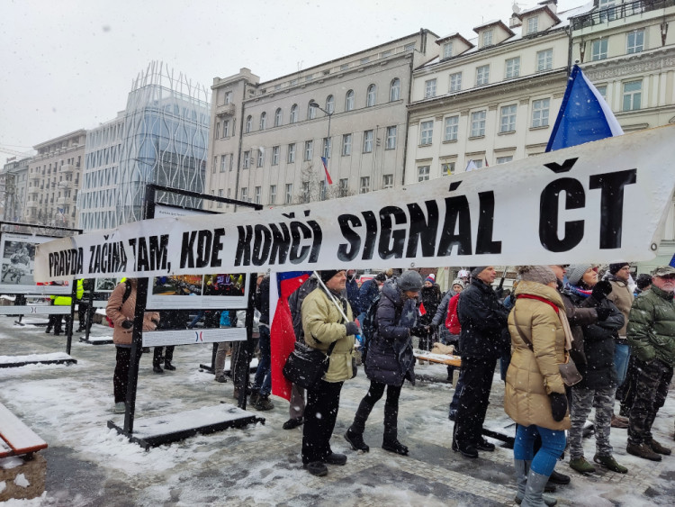 FOTOGALERIE: Demonstranti na Václavském náměstí kritizují vládu i Petra Pavla. Sešlo se několik stovek lidí