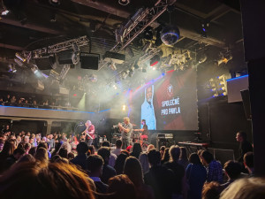 FOTOGALERIE: Známé osobnosti a fanoušci Petra Pavla zaplnili Lucernu