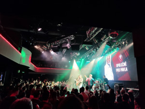 FOTOGALERIE: Známé osobnosti a fanoušci Petra Pavla zaplnili Lucernu