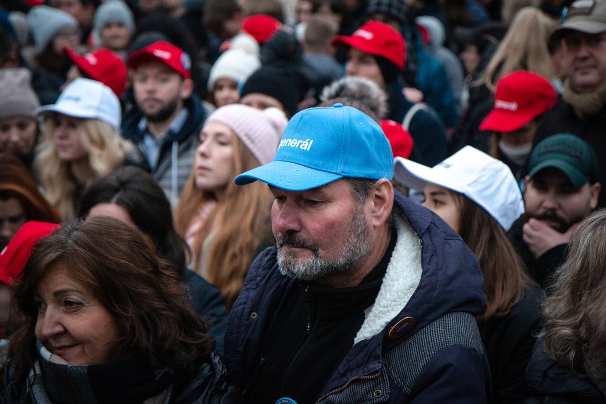 FOTOGALERIE: Staromák zaplnily tisíce lidí. Přišly podpořit Pavla