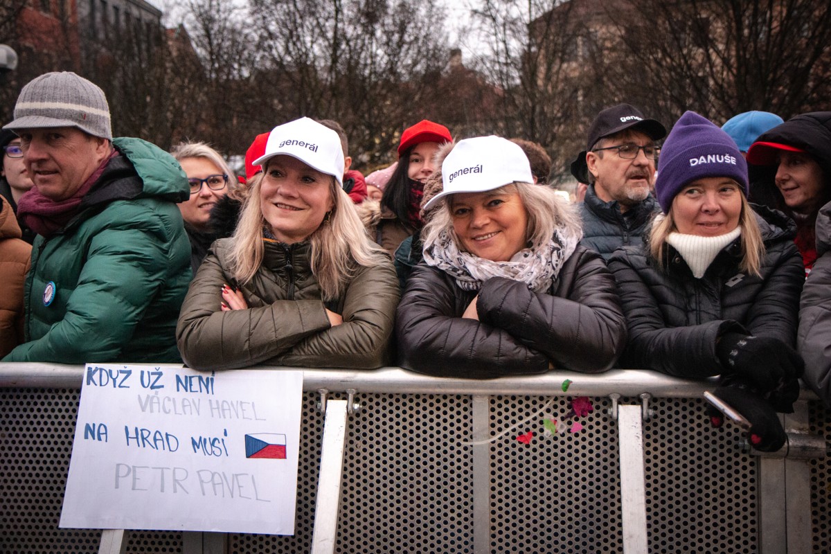 FOTOGALERIE: Staromák zaplnily tisíce lidí. Přišly podpořit Pavla