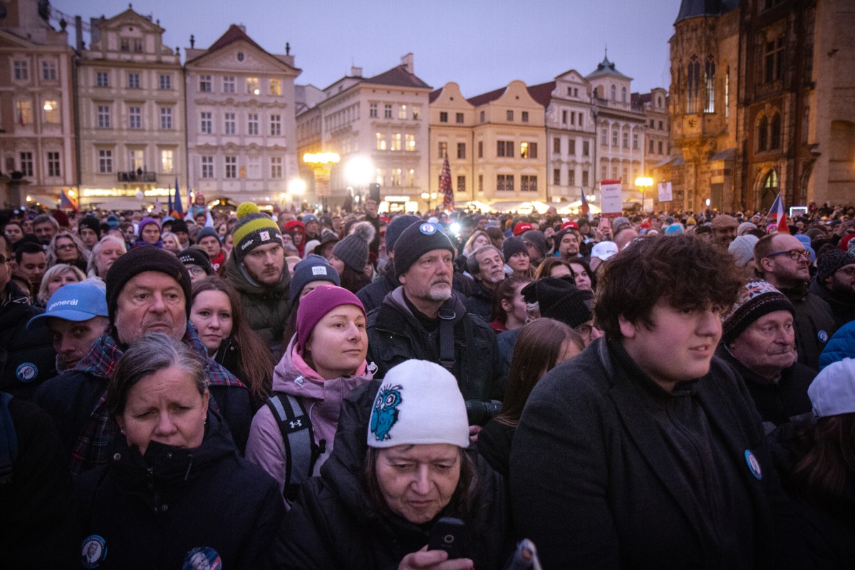 FOTOGALERIE: Staromák zaplnily tisíce lidí. Přišly podpořit Pavla