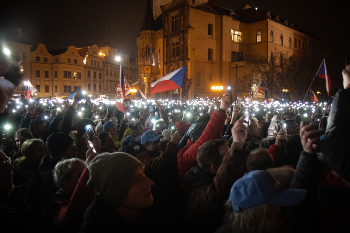 FOTOGALERIE: Staromák zaplnily tisíce lidí. Přišly podpořit Pavla