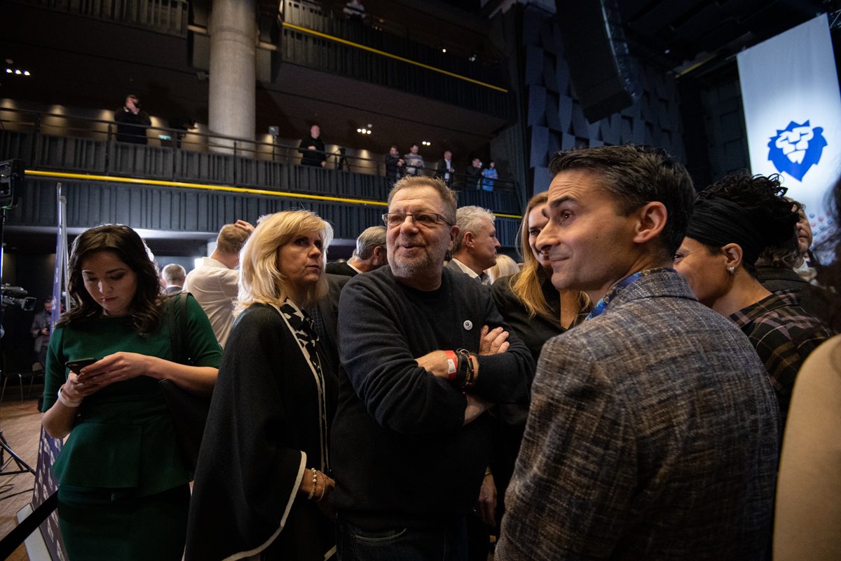 FOTOGALERIE: Podívejte se do zákulisí Pavlova štábu. Přišli umělci i politici